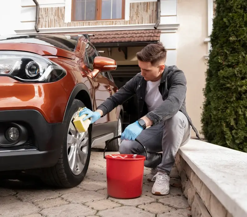 Lavage auto à domicile Saint-Martial-d'Artenset : professionnel intervenant sur un véhicule
